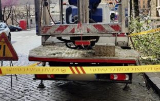 Operaio cade dal mezzo durante lavori di potatura operaio