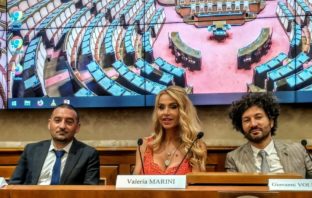 Presentato in Senato “Baci Stellari” il nuovo singolo di Valeria Marini ft. Shainy El Brillante valeria marini