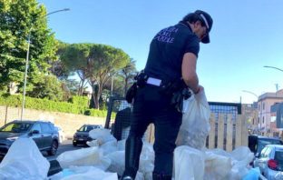 Via Aurelia, trasporta rifiuti illegalmente e senza patente rifiuti