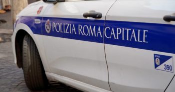 Minaccia i passanti con un collo di bottiglia in via Merulana: arrestato dalla Polizia Locale