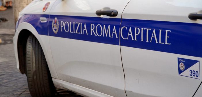 Minaccia i passanti con un collo di bottiglia in via Merulana: arrestato dalla Polizia Locale