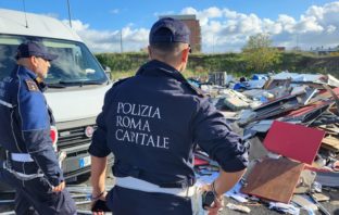 Trasporto illegale e abbandono di rifiuti: 4 persone denunciate dalla Polizia di Roma Capitale in zona Collatina polizia local