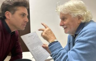 Edipo Ultimi Atti con Vincenzo Bocciarelli e Mario Mattia Giorgetti – La tournée partirà dal Teatro Tordinona di Roma il 18 gennaio 2023 Vincenzo Bocciarelli e Mario Mattia Giorgetti in un momento delle prove
