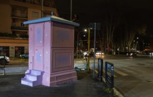 CABIN ART, l’opera The Pinkish Box di Vittorio Pannozzo conclude progetto rigenerazione urbana 6 cabine dismesse Polizia Locale cabin art