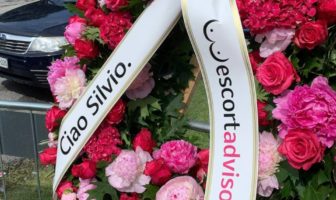 Rimossa la corona di fiori per Silvio Berlusconi di Escort Advisor escort