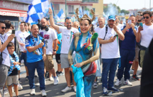 Paola Saulino con i tifosi napoletani