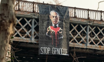 “Stop Genocide”, la nuova opera della street artist Laika a sostegno del popolo palestinese genocide