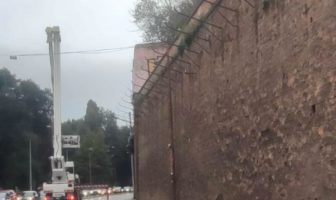 Chiusura viale del Muro Torto per potatura rami muro torto