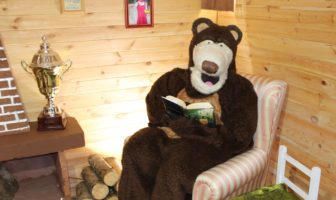 Api, amiche dell’uomo. Il Castello di Lunghezza ospita il loro mondo dorato con Orso, gli animali del bosco e la piccola amica Masha castello di lunghezza