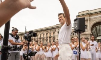 Roberto Bolle: le straordinarie immagini del “Ballo Bianco” in Piazza Duomo a Milano roberto bolle