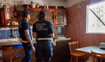 Polizia Locale, oppone resistenza durante l’operazione di recupero di un alloggio occupato abusivamente a Centocelle polizia locale