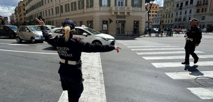 Passa con il rosso e fugge seminando il panico nel quartiere Appio-Tuscolano provocando un incidente