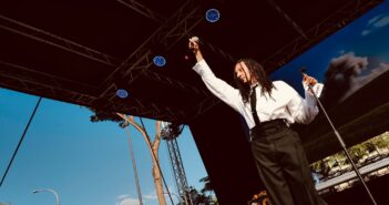 Ghali a sorpresa a Roma alla manifestazione “Non in mio nome”
