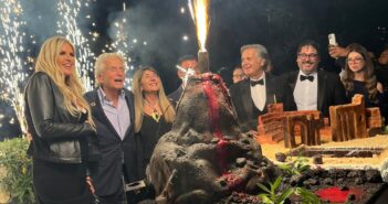 Michael Douglas al taglio della scenografica torta creata da La Plage Resort per il Taormina Film Festival