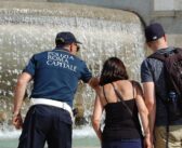 Tutela monumenti, Polizia Locale ferma tre turisti intenti a bagnarsi all’interno delle fontane storiche