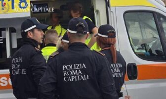 Cammina scalzo sul raccordo anulare polizia locale