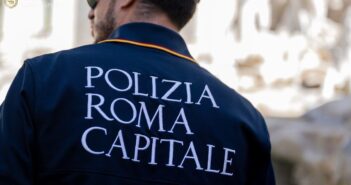 Roma, blitz contro le truffe ai turisti: 14 fermati per il gioco delle tre campanelle vicino Fontana di Trevi