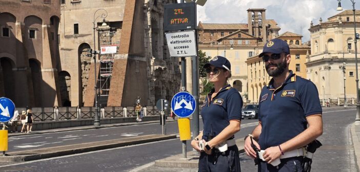 Roma, tenta di eludere varco ZTL coprendo la targa con nastro adesivo: denunciata 50enne