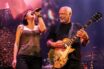 Dal 17 al 24 settembre, Nexo Studios presenta nelle sale italiane — anche in formato IMAX — il film concerto “David Gilmour – Live al Circo Massimo. Roma”, registrato durante le sei date sold out del suo Luck and Strange Tour 2024 Virgin RadioOndaRock. 📀 Il film concerto: un evento imperdibile Il film, diretto da Gavin Elder, offre un’immersione visuale ed emotiva nella performance storica di Gilmour all’interno del suggestivo scenario romano delle rovine antiche Reddit+10OndaRock+10Reddit+10. Distribuito globalmente da Sony Music Vision e Trafalgar Releasing, in Italia sarà visibile solo per una settimana in sala OndaRock+1Virgin Radio+1. 🎵 L’album live: “The Luck And Strange Concerts” (dal 17 ottobre) Disponibile dal 17 ottobre l’album live “The Luck And Strange Concerts” in versioni 4LP o 2CD, con una selezione di 23 brani tratti da varie tappe del tour, da classici cult dei Pink Floyd a brani solisti come Between Two Points con la figlia Romany Gilmour RaiNews+2OndaRock+2Virgin Radio+2. In esclusiva sul negozio ufficiale di Gilmour è disponibile una versione super deluxe, comprensiva di album audio, Blu-ray/DVD, un libro fotografico di 120 pagine, poster, scaletta del tour e gadget firmati OndaRock. ✈️ Il tour e il successo mondiale Il tour di Luck and Strange ha registrato il tutto esaurito in tutte le 23 date, iniziando dal Brighton Centre fino al Circo Massimo (sei serate sold out), e proseguendo con tappe iconiche come la Royal Albert Hall (Londra), l’Intuit Dome e Hollywood Bowl (Los Angeles), Madison Square Garden (New York) RaiNews+2OndaRock+2Virgin Radio+2. L’album Luck and Strange ha raggiunto la prima posizione in UK, Germania per la prima volta, Polonia, Paesi Bassi, Repubblica Ceca, Svizzera, Portogallo e Austria, e il #2 in Italia, Francia e Belgio OndaRock+1Virgin Radio+1. 🗓️ Dettagli evento, prenotazioni e concorso Biglietti film: in vendita dal 6 agosto alle ore 15:00 sui siti ufficiali Nexo Studios Virgin Radio+2OndaRock+2leichic.it+2 Premiere a Londra: pre-ordinando il 2CD o 4LP tramite il Sony Music Store è possibile partecipare al concorso che offre due biglietti per la premiere di Londra del 10 settembre, inclusi voli e hotel OndaRock Partner ufficiali: Nexo Studios (distribuzione in Italia), Virgin Radio (radio partner), MYmovies, D’Alessandro e Galli OndaRock+1Virgin Radio+1 🧩 Perché questo evento conta È l’unica possibilità per rivivere il ritorno dal vivo di Gilmour dopo quasi dieci anni OndaRock Il film unisce la potenza della voce di Gilmour con il fascino del Circo Massimo in un concerto d’impatto visivo e sonoro Il cofanetto deluxe è un oggetto da collezione per gli appassionati, ricco di materiali esclusivi