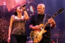 Dal 17 al 24 settembre, Nexo Studios presenta nelle sale italiane — anche in formato IMAX — il film concerto “David Gilmour – Live al Circo Massimo. Roma”, registrato durante le sei date sold out del suo Luck and Strange Tour 2024 Virgin RadioOndaRock. 📀 Il film concerto: un evento imperdibile Il film, diretto da Gavin Elder, offre un’immersione visuale ed emotiva nella performance storica di Gilmour all’interno del suggestivo scenario romano delle rovine antiche Reddit+10OndaRock+10Reddit+10. Distribuito globalmente da Sony Music Vision e Trafalgar Releasing, in Italia sarà visibile solo per una settimana in sala OndaRock+1Virgin Radio+1. 🎵 L’album live: “The Luck And Strange Concerts” (dal 17 ottobre) Disponibile dal 17 ottobre l’album live “The Luck And Strange Concerts” in versioni 4LP o 2CD, con una selezione di 23 brani tratti da varie tappe del tour, da classici cult dei Pink Floyd a brani solisti come Between Two Points con la figlia Romany Gilmour RaiNews+2OndaRock+2Virgin Radio+2. In esclusiva sul negozio ufficiale di Gilmour è disponibile una versione super deluxe, comprensiva di album audio, Blu-ray/DVD, un libro fotografico di 120 pagine, poster, scaletta del tour e gadget firmati OndaRock. ✈️ Il tour e il successo mondiale Il tour di Luck and Strange ha registrato il tutto esaurito in tutte le 23 date, iniziando dal Brighton Centre fino al Circo Massimo (sei serate sold out), e proseguendo con tappe iconiche come la Royal Albert Hall (Londra), l’Intuit Dome e Hollywood Bowl (Los Angeles), Madison Square Garden (New York) RaiNews+2OndaRock+2Virgin Radio+2. L’album Luck and Strange ha raggiunto la prima posizione in UK, Germania per la prima volta, Polonia, Paesi Bassi, Repubblica Ceca, Svizzera, Portogallo e Austria, e il #2 in Italia, Francia e Belgio OndaRock+1Virgin Radio+1. 🗓️ Dettagli evento, prenotazioni e concorso Biglietti film: in vendita dal 6 agosto alle ore 15:00 sui siti ufficiali Nexo Studios Virgin Radio+2OndaRock+2leichic.it+2 Premiere a Londra: pre-ordinando il 2CD o 4LP tramite il Sony Music Store è possibile partecipare al concorso che offre due biglietti per la premiere di Londra del 10 settembre, inclusi voli e hotel OndaRock Partner ufficiali: Nexo Studios (distribuzione in Italia), Virgin Radio (radio partner), MYmovies, D’Alessandro e Galli OndaRock+1Virgin Radio+1 🧩 Perché questo evento conta È l’unica possibilità per rivivere il ritorno dal vivo di Gilmour dopo quasi dieci anni OndaRock Il film unisce la potenza della voce di Gilmour con il fascino del Circo Massimo in un concerto d’impatto visivo e sonoro Il cofanetto deluxe è un oggetto da collezione per gli appassionati, ricco di materiali esclusivi