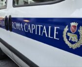 Lancia sassi contro i passanti in via Tripolitania: 43enne bloccato dalla Polizia Locale, a suo carico decreto di espulsione