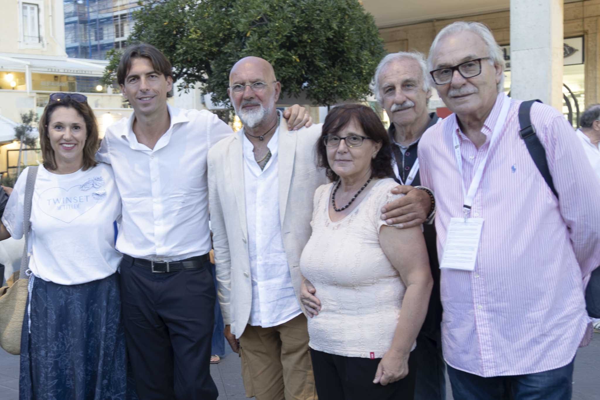 da sx Valentina Prodon Alessandro Onorato Antonio Sevillo e Rita Capri e alcuni dei 100 pittori Via Margutta