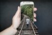 Sempre più italiani si informano tramite social media e app di notizie, spesso da smartphone.