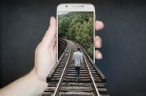 Sempre più italiani si informano tramite social media e app di notizie, spesso da smartphone.