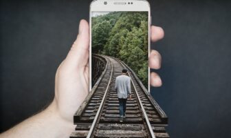 Sempre più italiani si informano tramite social media e app di notizie, spesso da smartphone.