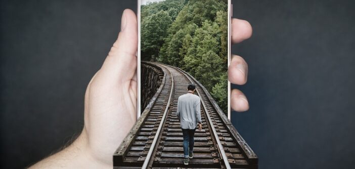 Come si informano gli italiani nel 2025: social media, chatbot e fiducia nelle testate