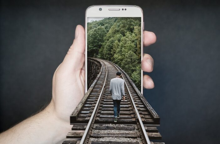 Sempre più italiani si informano tramite social media e app di notizie, spesso da smartphone.