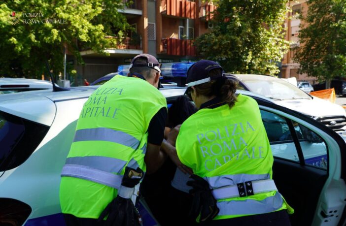Campo rom di via dei Gordiani: arrestato 26enne per reiterati maltrattamenti in famiglia polizia locale