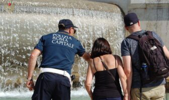 Roma, Piazza Venezia: turista tenta di tuffarsi nella Fontana dell’Adriatico, fermato dalla Polizia Locale polizia locale