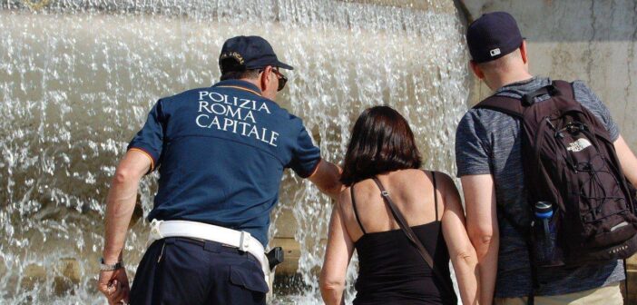 Roma, Piazza Venezia: turista tenta di tuffarsi nella Fontana dell’Adriatico, fermato dalla Polizia Locale