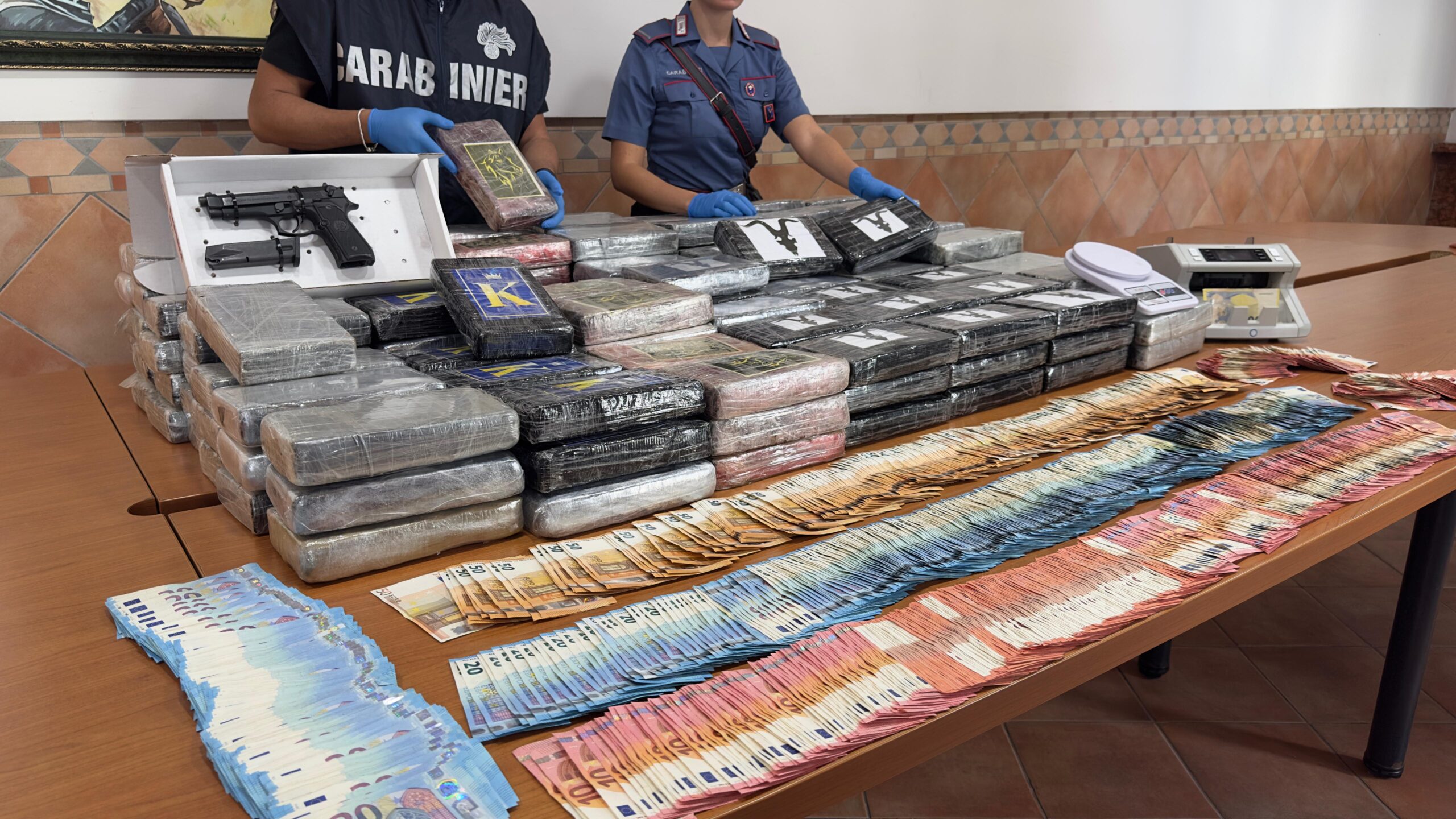 NINV RM - La pistola e i 200 kg di cocaina sequestrati dai Carabinieri (1)