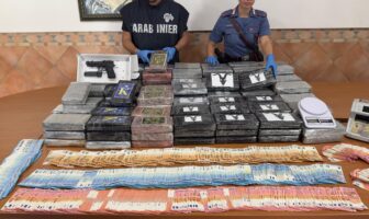 NINV RM - La pistola e i 200 kg di cocaina sequestrati dai Carabinieri (2)
