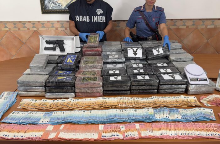 NINV RM - La pistola e i 200 kg di cocaina sequestrati dai Carabinieri (2)