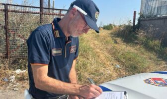Pisana: incendio rivela discarica abusiva su 3.500 mq, denunciato il proprietario polizia locale