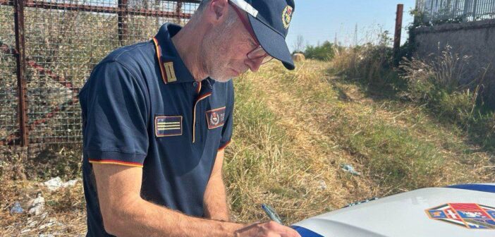 Pisana: incendio rivela discarica abusiva su 3.500 mq, denunciato il proprietario
