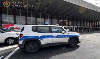 Stazione Termini, Polizia Locale interviene a difesa di una turista molestata: denunciato il responsabile, attivato il “Codice Rosso” polizia locale