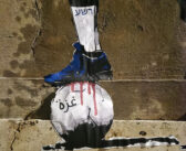 “The Bloody Match”: la nuova opera di Laika contro Italia-Israele appare a Roma davanti alla FIGC