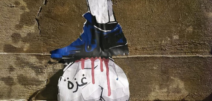 “The Bloody Match”: la nuova opera di Laika contro Italia-Israele appare a Roma davanti alla FIGC
