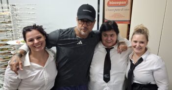 Fabrizio Corona accende la serata all’Ultima Spiaggia: festa, selfie e curiosità a Ca’ Venier