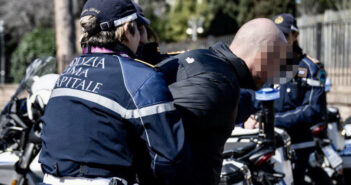 Polizia Locale aggredita a Roma durante un intervento: arrestato un 24enne