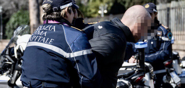 Polizia Locale aggredita a Roma durante un intervento: arrestato un 24enne