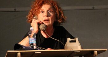 Risate e colpi al cuore: Cinzia Leone racconta le madri come nessuno ha mai fatto