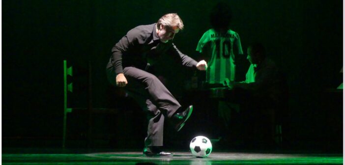 Ettore Bassi porta “El Fútbol” al Teatro Puccini di Firenze: uno spettacolo tra passione e poesia