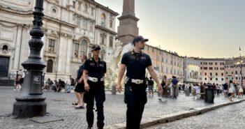 Piazza Navona: tenta di entrare nella Fontana del Nettuno, denunciato 47enne già espulso