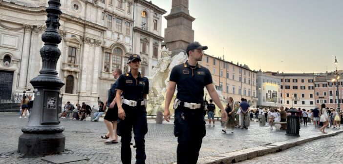 Piazza Navona: tenta di entrare nella Fontana del Nettuno, denunciato 47enne già espulso