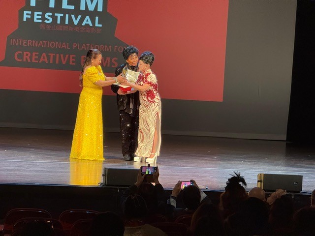 Wardal premiato da Joanna Zang ed Elizabeth Nguyen_Foto di Edgard Lòpez